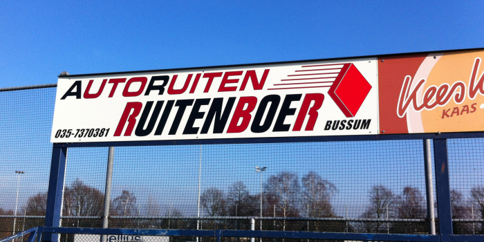 Ruitenboer sponsort hockeyclub Huizen met reclamebord.