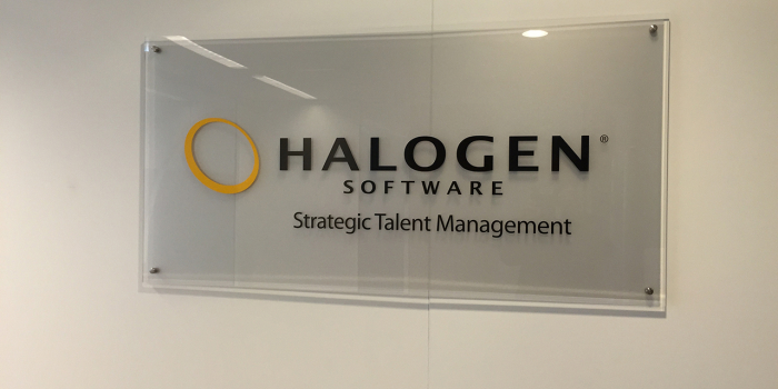 Logobord bij Halogen met RVS bevestigingsbeslag.
